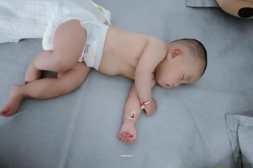 贵州三个月宝宝抬头不稳